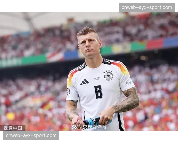 前德国国脚克罗斯参与电视节目，探讨现代足球对中场球员转换能力的要求