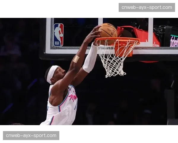 特写:一次失败的“早期进攻”后,热火队教练斯波尔斯特拉在场边布置防守 特写:一次失败的“早期进攻”后,热火队教练斯波尔斯特拉在场边布置防守