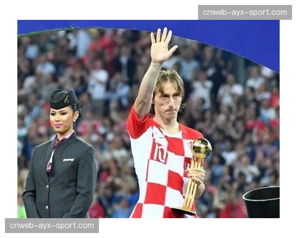 终场哨响，克罗地亚老将莫德里奇跪地掩面告别伯纳乌